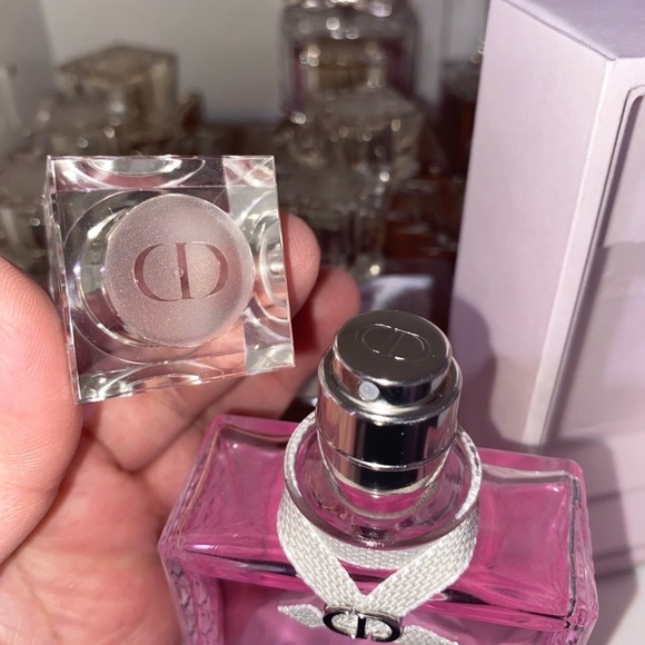 Miss Dior ROSE ESSENCE-Exclusive - Picture 8 of 12